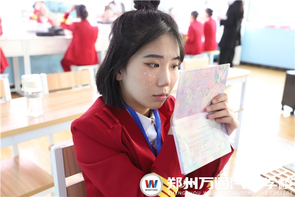 沒有課桌！沒有試卷！乘務員考試現(xiàn)場你見過嗎？