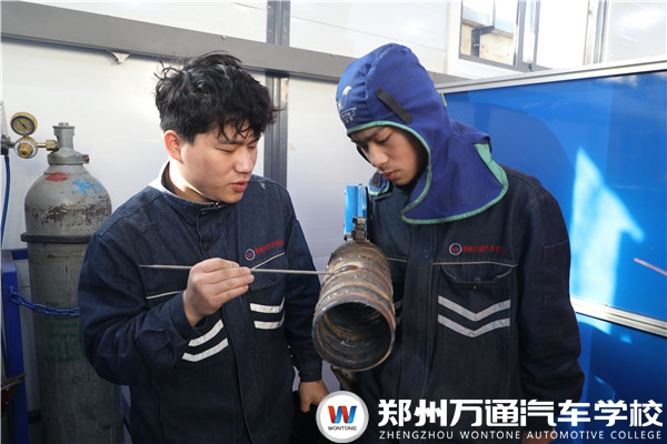新生故事 | 黃瑞、黃柯欣：學(xué)技親兄弟，上陣父子兵