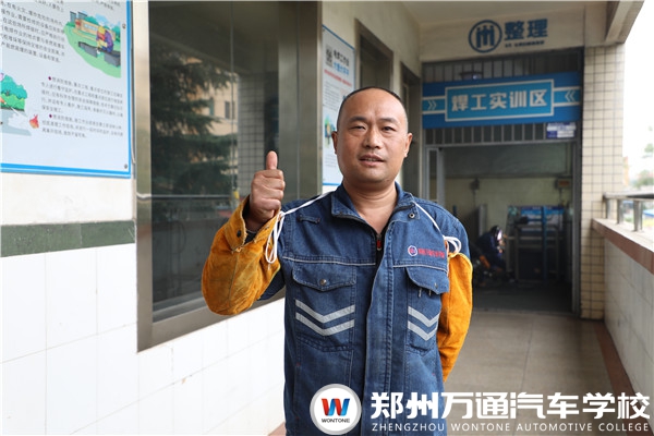 新生說(shuō)：“學(xué)習(xí)焊接，技能與證書一舉兩得！”