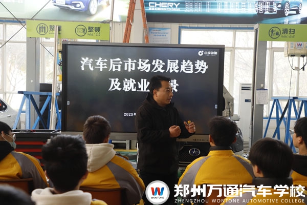 小李補胎技術總監代晨輝來校為學子解讀專業新趨勢